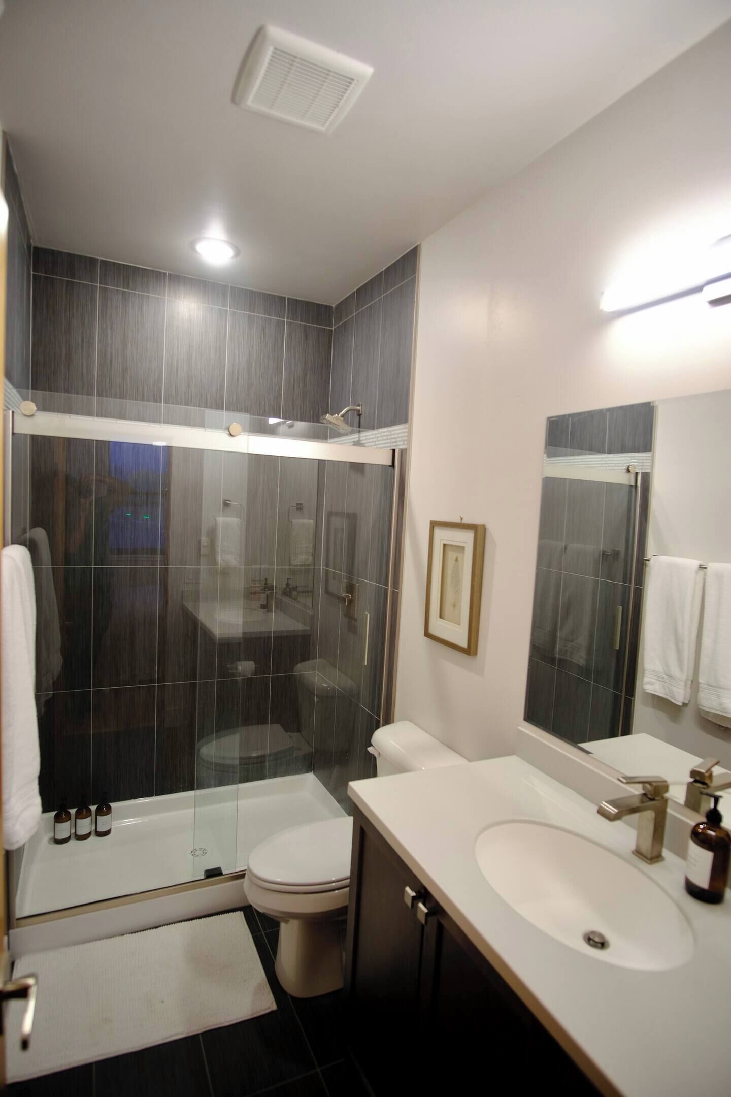 Douche, sèche-cheveux, serviettes fournies, savon