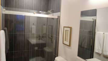 Dutxa, assecador de cabells, tovalloles i sabó