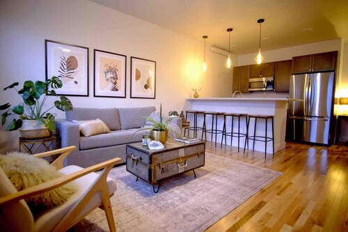 Luxury condo w/ mountain view, close to downtown!