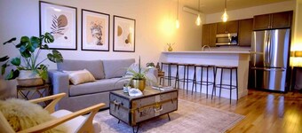 Luxury condo w/ mountain view, close to downtown!