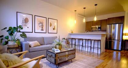 Luxury condo w/ mountain view, close to downtown!