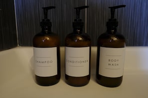 Ducha, secador de pelo, toallas y jabón