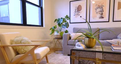 Luxury condo w/ mountain view, close to downtown!