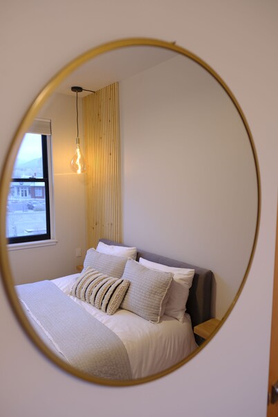 Luxury condo w/ mountain view, close to downtown!