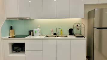 Fridge, microwave, stovetop, electric kettle