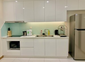 Refrigerador, microondas, parrilla de estufa y tetera eléctrica