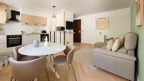 Un apartamento moderno con cocina, comedor y sala de estar.