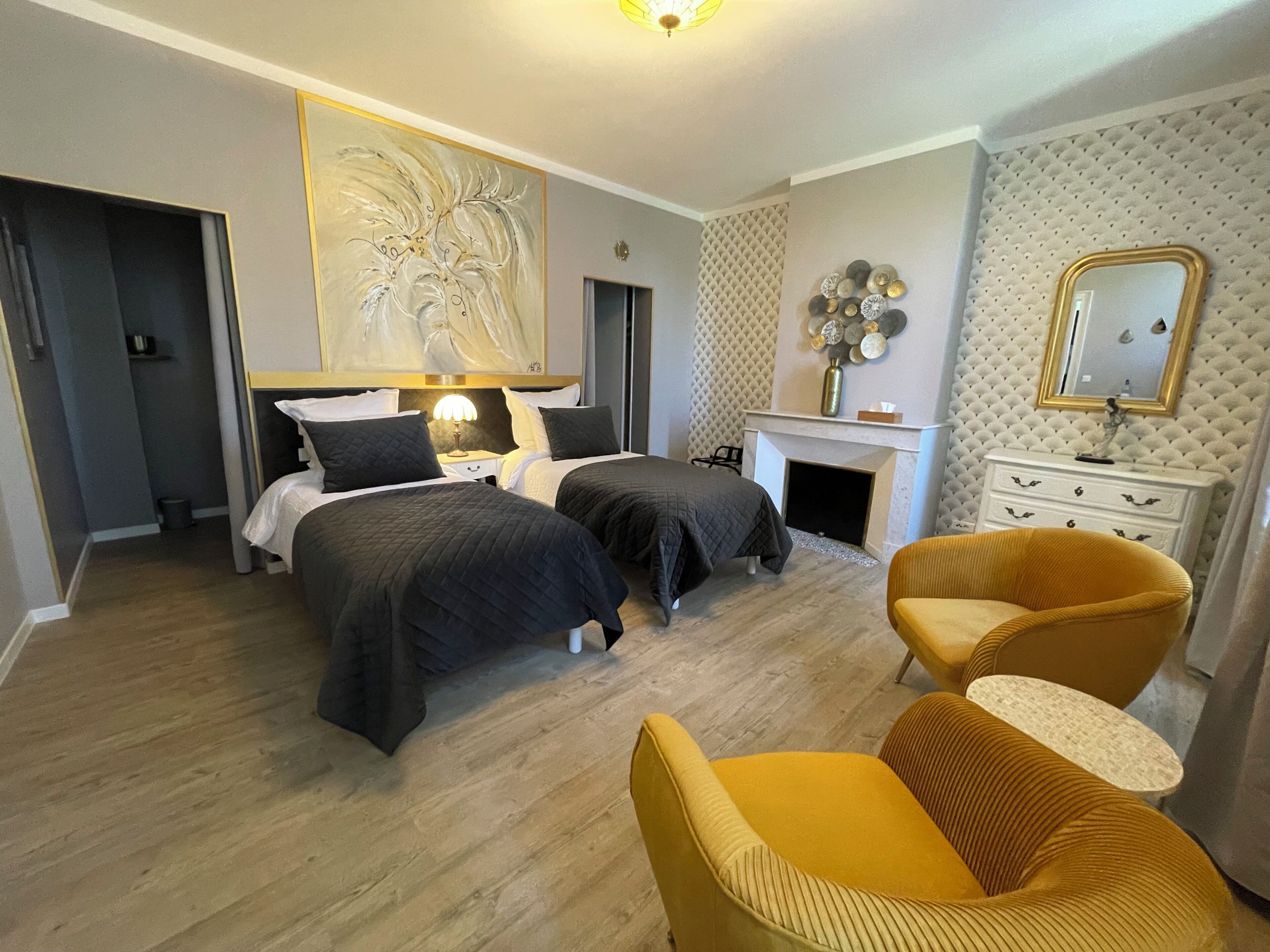 Espacio para trabajar con laptop, cortinas blackout y wifi gratis 