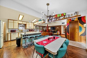 Een magnetron, een oven, een kookplaat, een vaatwasser