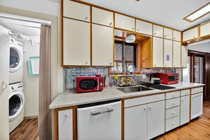 Mikrovågsugn, ugn, spishäll och diskmaskin