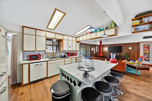 Een magnetron, een oven, een kookplaat, een vaatwasser