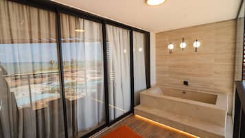 Minibar, coffres-forts dans les chambres, rideaux occultants