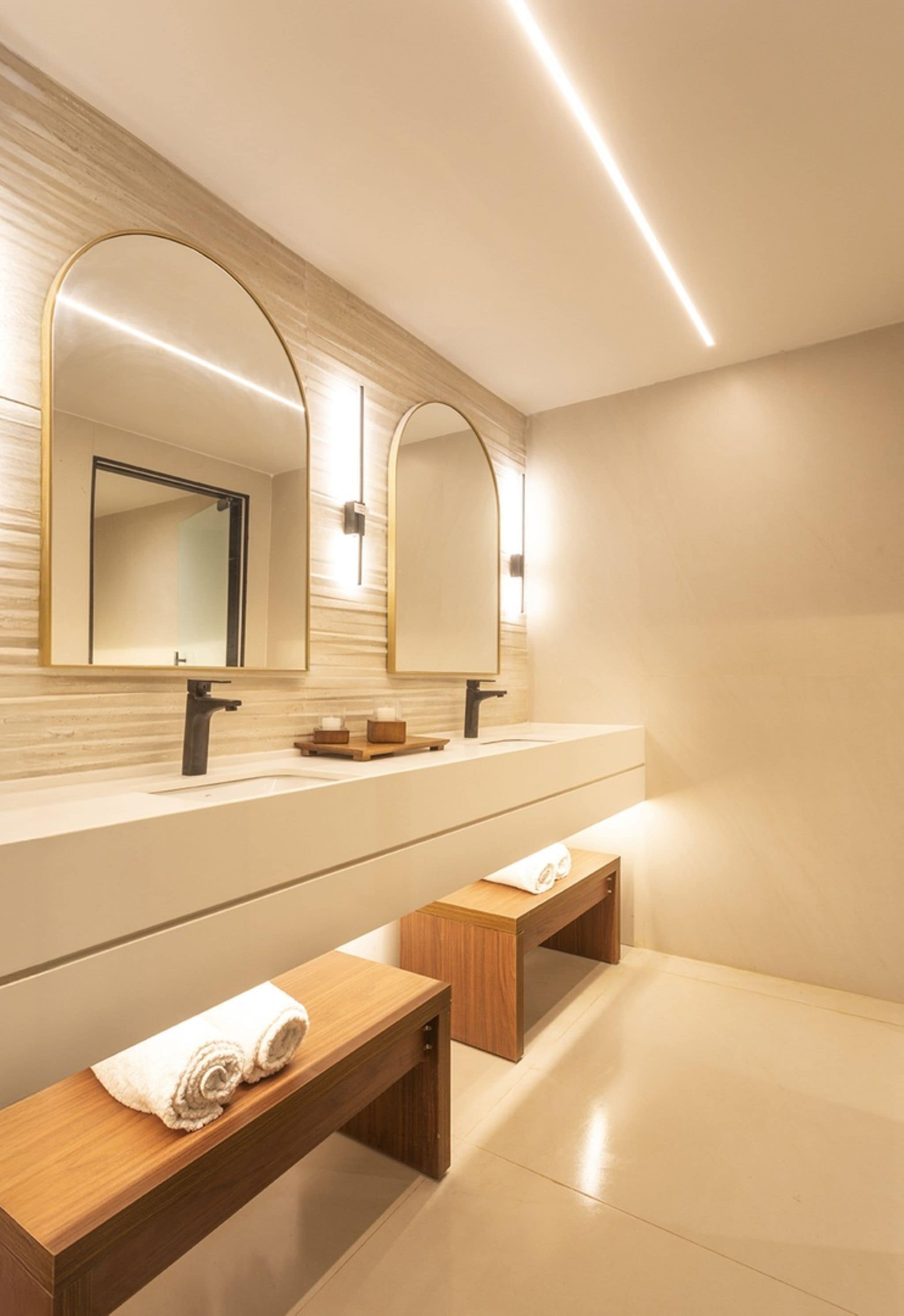 Secador de cabelo, toalhas de banho