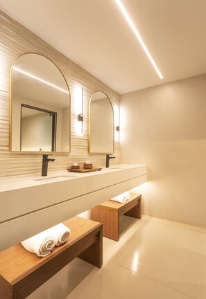 Secador de pelo, toallas