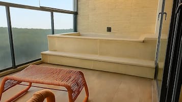 Superior com Banheira na Varanda - Vista Mar | Minibaari, tallelokero huoneessa, pimennysverhot, ilmainen Wi-Fi