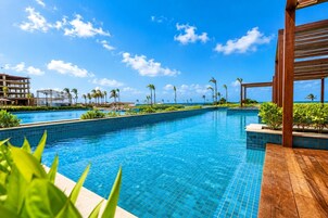 Una piscina techada, 6 piscinas al aire libre