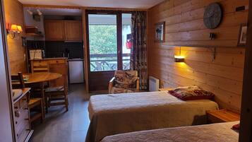 Tabla de planchar con plancha, wifi, ropa de cama