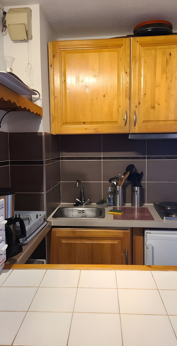 Een koelkast, een microgolfoven, een oven, een kookplaat