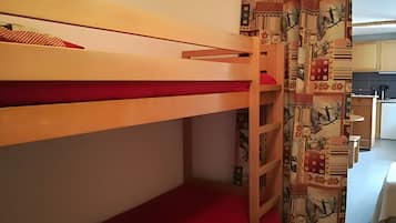 Een strijkplank/strijkijzer, wifi, beddengoed
