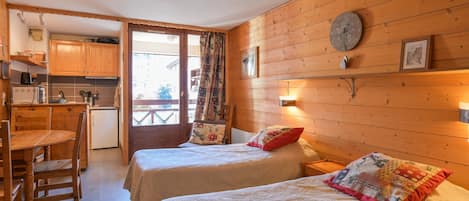 Tabla de planchar con plancha, wifi, ropa de cama