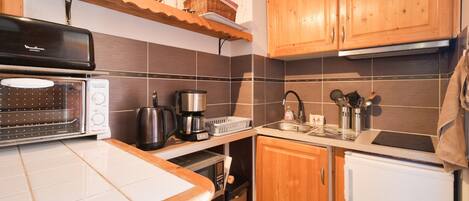 Réfrigérateur, micro-ondes, four, plaque de cuisson