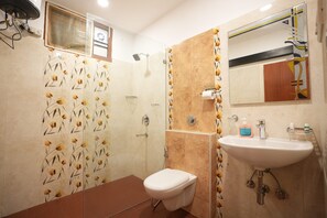 Suihku, hiustenkuivaaja, bidee, pyyhkeet