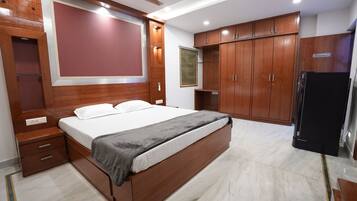 4 makuuhuonetta, silitysrauta/-lauta, Wi-Fi, vuodevaatteet