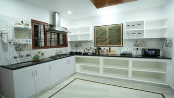 Kylskåp, mikrovågsugn, vattenkokare och grytor/köksredskap