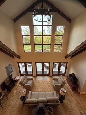 Een televisie en een open haard