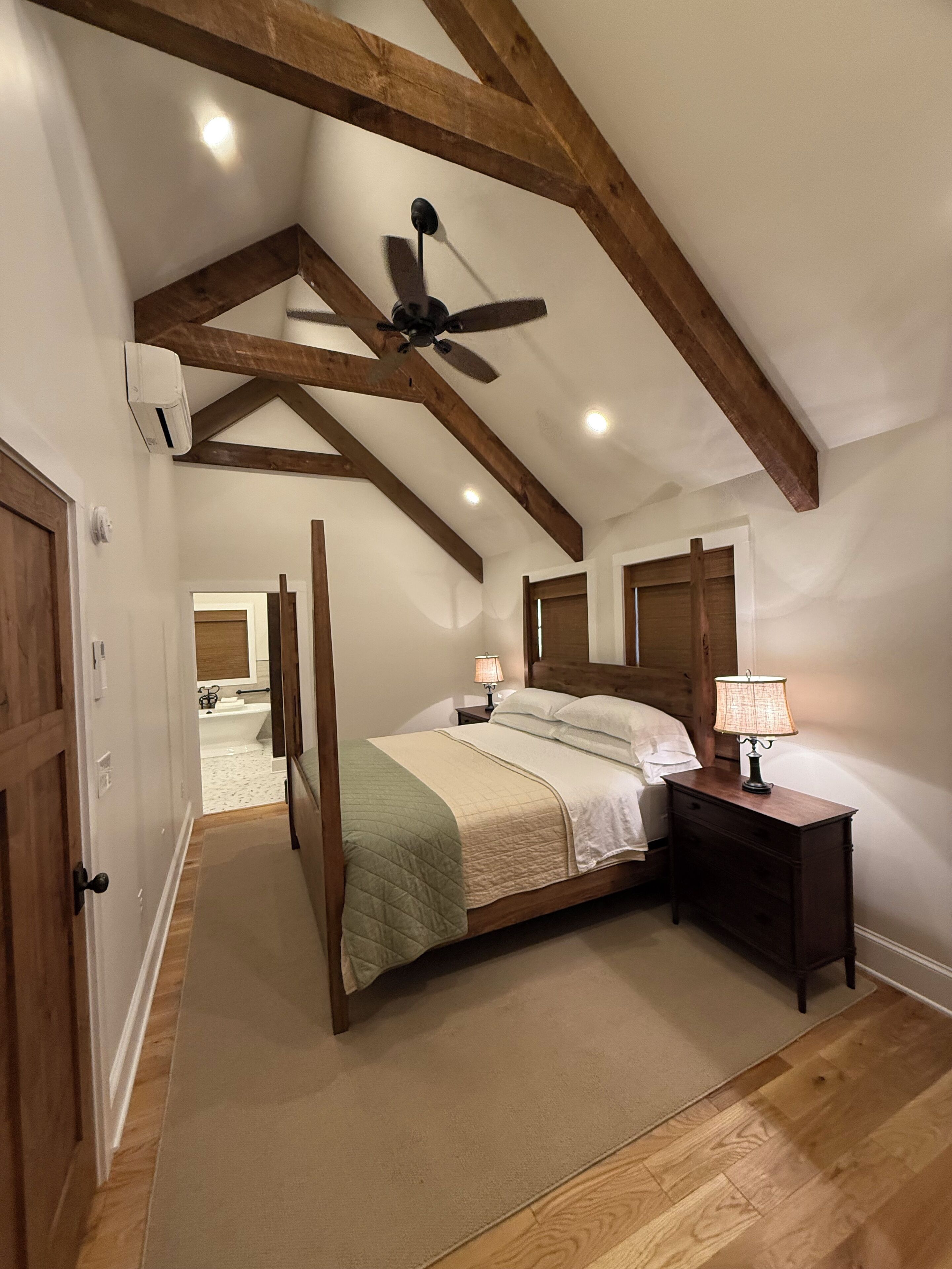 3 habitaciones, tabla de planchar con plancha, wifi y ropa de cama 