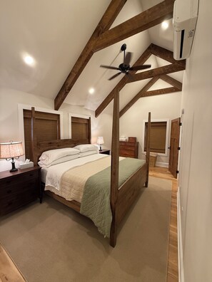 Tabla de planchar con plancha, wifi y ropa de cama