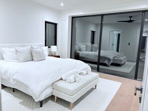 2 bedrooms, desk, WiFi