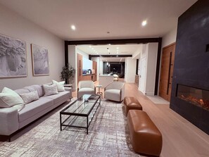 TV - Gorgeous Home in Charlotte #102 (Charlotte)