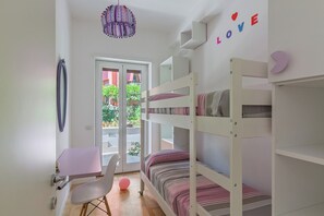 1 chambre, bureau, fer et planche à repasser, lit de bébé portatif