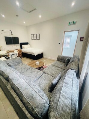 2 bedrooms, WiFi, bed sheets - Urban Apartment A beautiful Apartment in the city of burton upon Trent (Burton upon Trent)