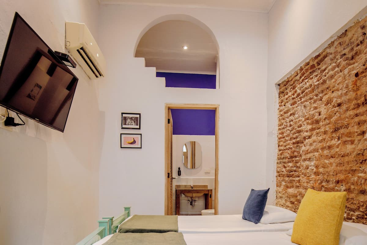 Chambre avec lits jumeaux, balcon, vue ville