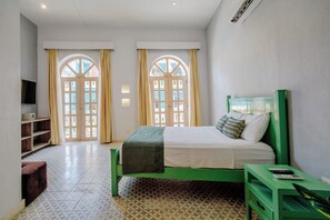 Suite Deluxe, balcon, vue ville | Coffres-forts dans les chambres, Wi-Fi gratuit