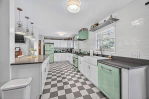 Micro-ondes, four, plaque de cuisson, lave-vaisselle