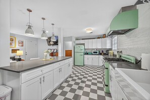 Mikroaaltouuni, uuni, liesi, astianpesukone