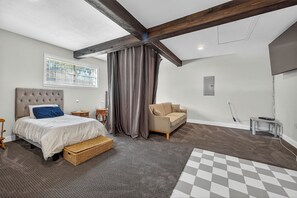 5 bedrooms, iron/ironing board, WiFi, bed sheets - Retro Style River house in Milton Florida on Beautiful Black Water River.  (Milton)