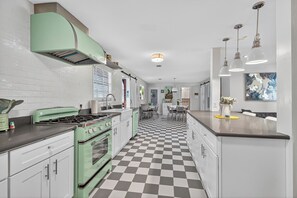 Mikroaaltouuni, uuni, liesi, astianpesukone