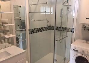 Een douche, handdoeken