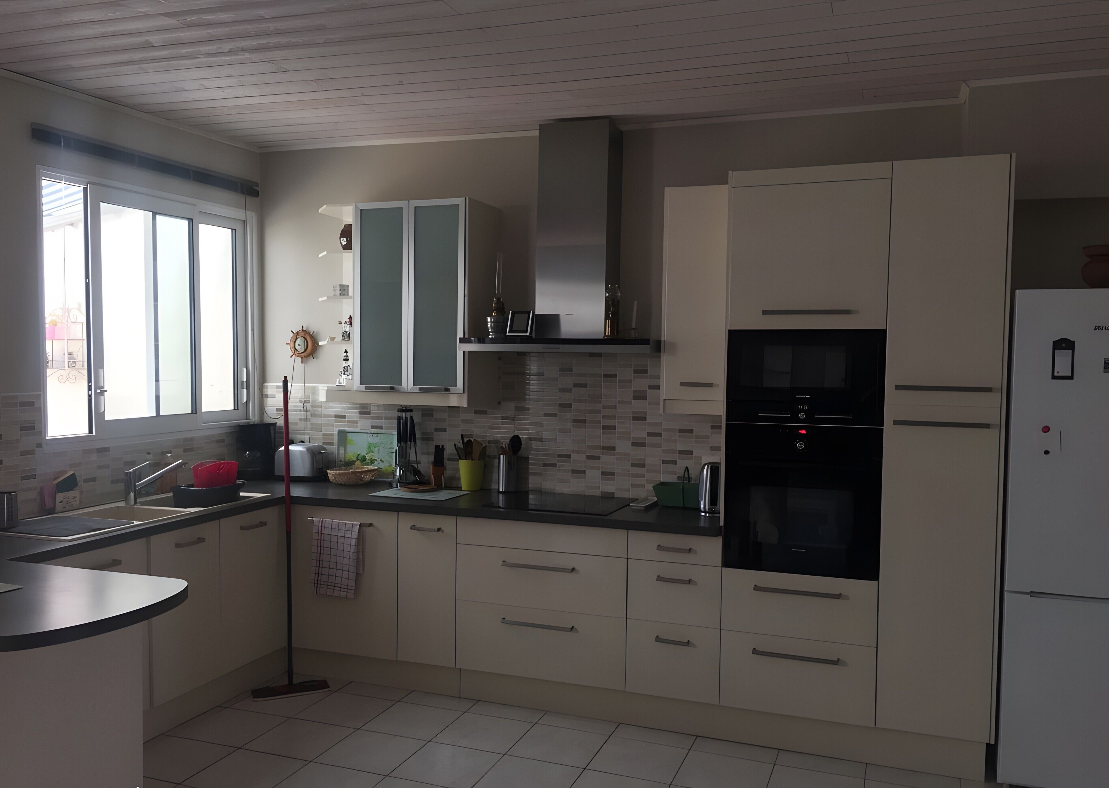 Réfrigérateur, micro-ondes, four, plaque de cuisson