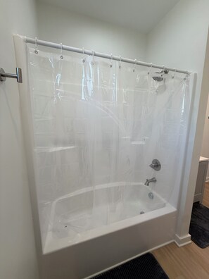 Hair dryer, towels, soap, shampoo - Creekside Nook in Sewanee (Sewanee)