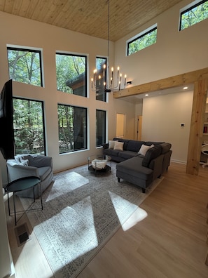Smart TV, stereo - Creekside Nook in Sewanee (Sewanee)