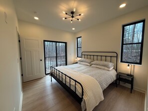 3 bedrooms, desk, iron/ironing board, free WiFi