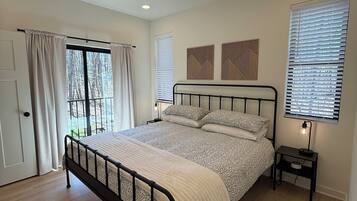 3 bedrooms, desk, iron/ironing board, free WiFi