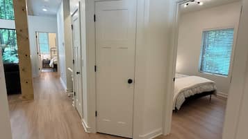 3 chambres, bureau, fer et planche à repasser, accès au Wi-Fi (inclus)