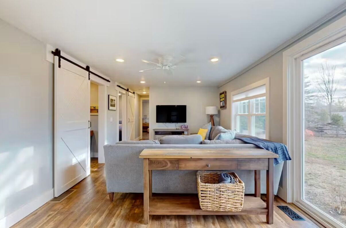 Smart-tv, een open haard en boeken