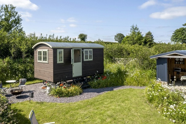 Enclosed garden around the shepherds hut